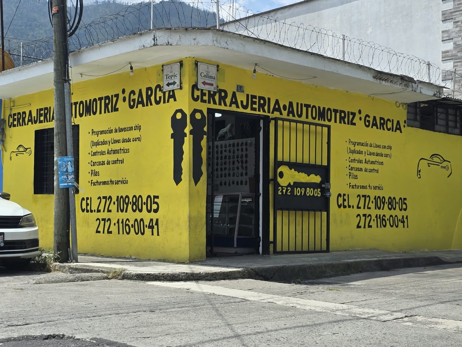 Fachada amarilla de Cerrajería Automotriz García en avenida Colima esquina Tepic