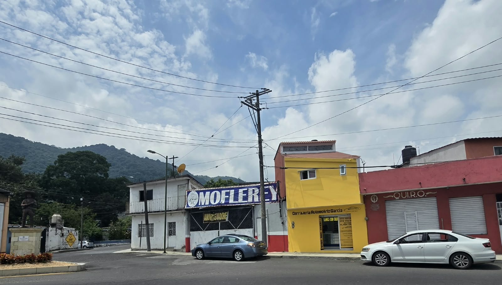 Fachada amarilla de Cerrajería Automotriz García, sucursal Poniente 30, vista desde la calle