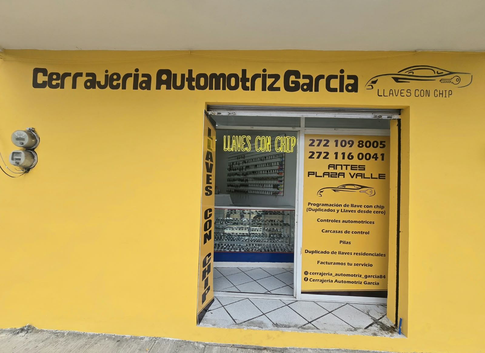 Entrada de Cerrajería Automotriz García, sucursal Poniente 30, con letrero de neón Llaves con Chip